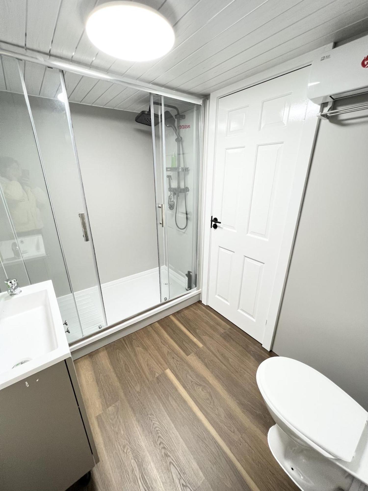 Welsh Holiday Accommodation - Modern Living Pembroke Dock Esterno foto