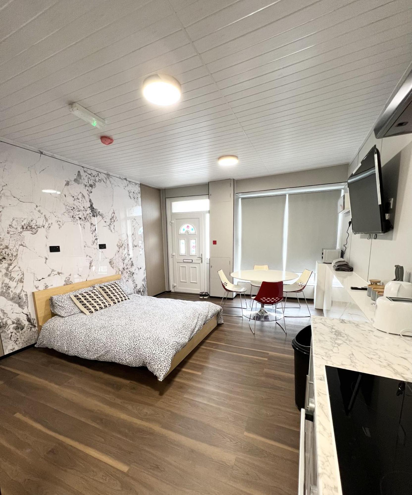 Welsh Holiday Accommodation - Modern Living Pembroke Dock Esterno foto